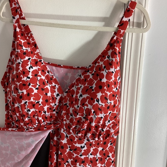 NWT PERONA WOMAN PLUS 24W FLORAL RED SWIMDRESS ONE PIECE SWIMSUIT FLATTERING - Picture 6 of 10